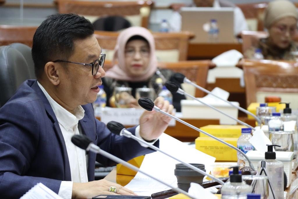 Ketua Komisi VIII DPR RI Ace Hasan Syadzily memberikan penjelasan dalam rapat kerja antara BNPB dengan Komisi VIII DPR RI di Kompleks Senayan, Jakarta Pusat, Selasa (30/5). Dalam rapat kerja tersebut Komisi VIII DPR RI menerima usulan anggaran BNPB untuk tahun 2024 senilai 1 triliyun rupiah.